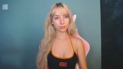 LuciaAdorable live cam on Cam4