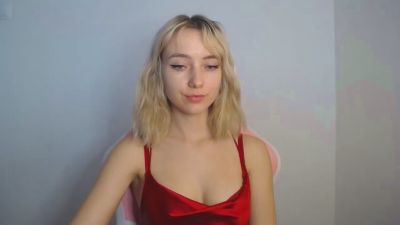 LuciaAdorable live cam on Cam4