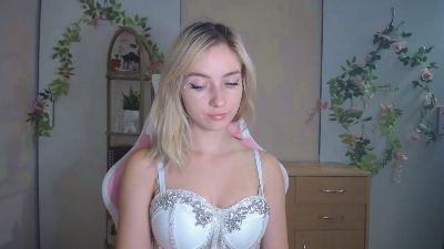 LuciaAdorable live cam on Cam4