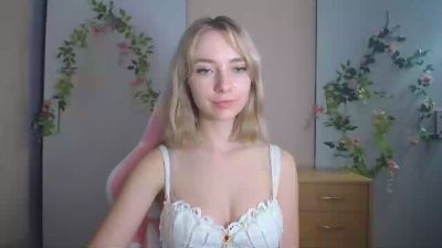 LuciaAdorable live cam on Cam4