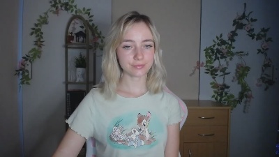LuciaAdorable live cam on Cam4