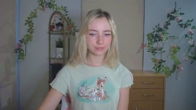 LuciaAdorable live cam on Cam4