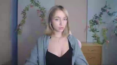 LuciaAdorable live cam on Cam4
