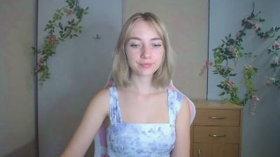 LuciaAdorable live cam on Cam4