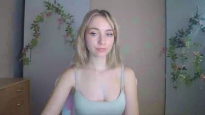 LuciaAdorable live cam on Cam4