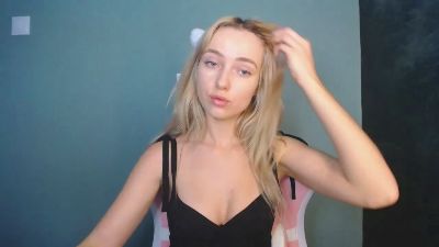 LuciaAdorable live cam on Cam4