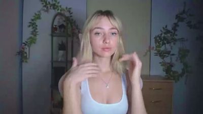 LuciaAdorable live cam on Cam4