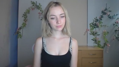 LuciaAdorable live cam on Cam4