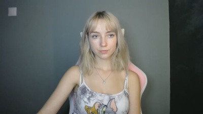 LuciaAdorable live cam on Cam4