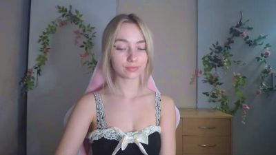 LuciaAdorable live cam on Cam4