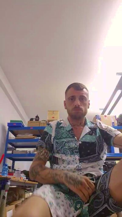Luigiscarrone live cam on Cam4