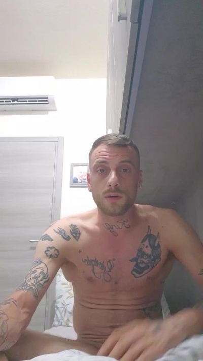 Luigiscarrone live cam on Cam4