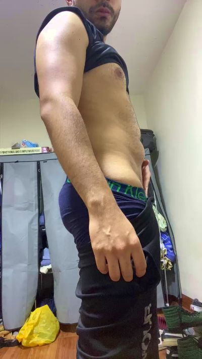Luisfer98 live cam on Cam4