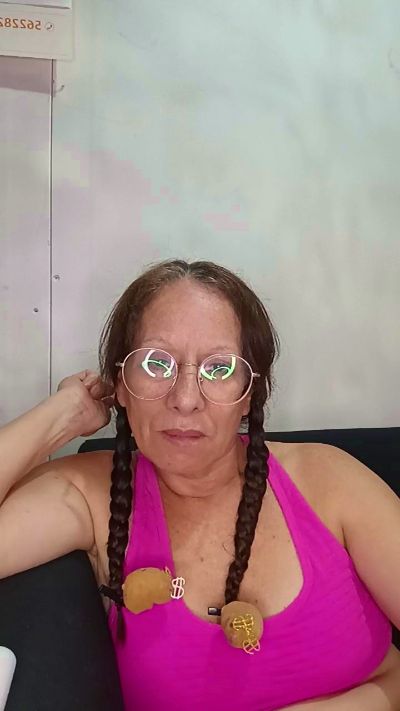 LunaRougeX live cam on Cam4