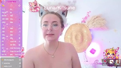 LunarKitsune live cam on Cam4