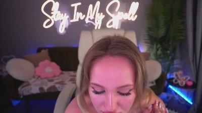 LylaYeess live cam on Cam4