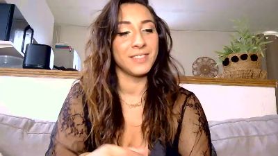 Lyly_laurensaa live cam on Cam4