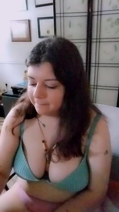 Lynnliving930 live cam on Cam4