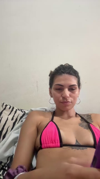 Lyviaa_ live cam on Cam4