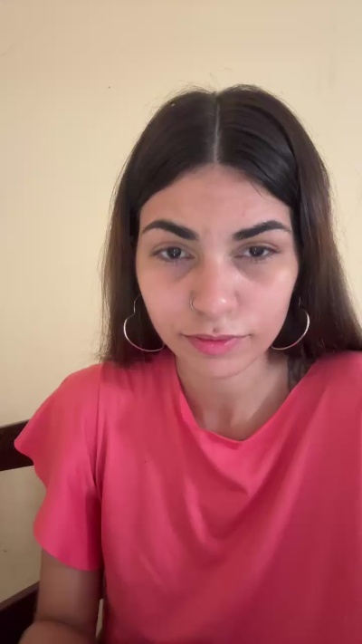 Lyviaa_ live cam on Cam4