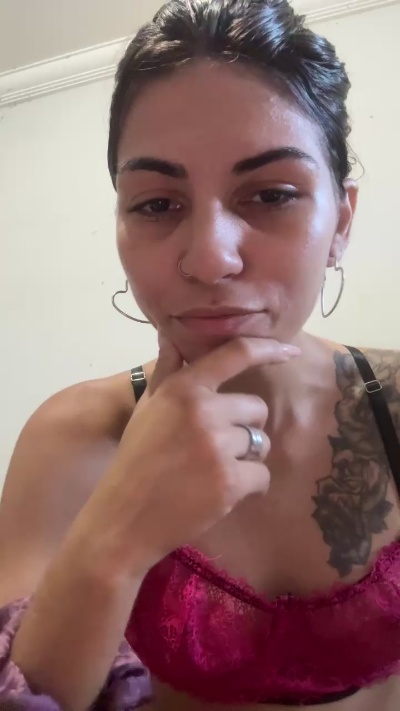 Lyviaa_ live cam on Cam4