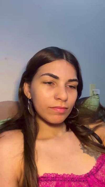 Lyviaa_ live cam on Cam4