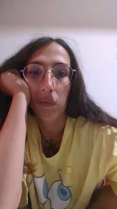 Mad_Queen live cam on Cam4