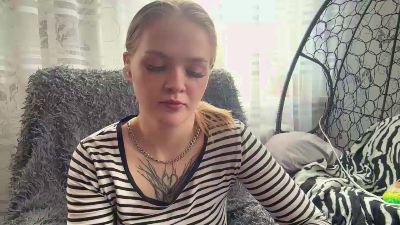MadlynOkamoto live cam on Cam4