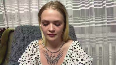 MadlynOkamoto live cam on Cam4