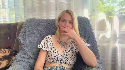 MadlynOkamoto live cam on Cam4