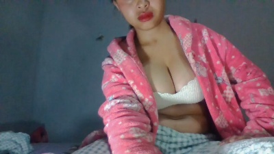Maellah22 live cam on Cam4