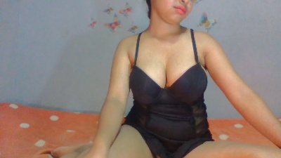 Maellah22 live cam on Cam4