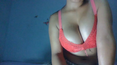 Maellah22 live cam on Cam4
