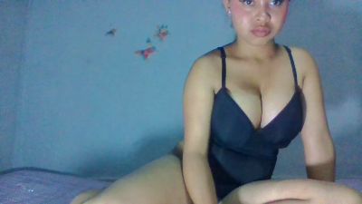Maellah22 live cam on Cam4