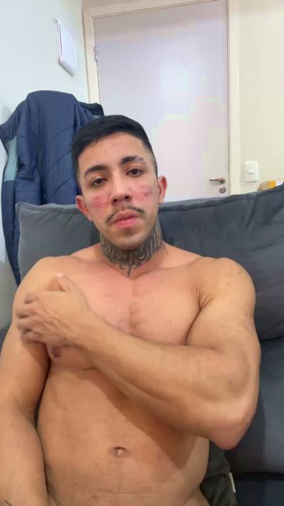 Malhadosuado698 live cam on Cam4