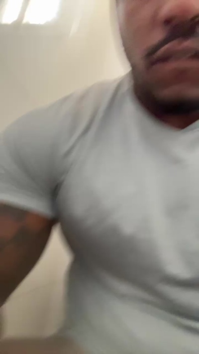 Mambanegra33 live cam on Cam4