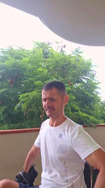 Manu1985 live cam on Cam4