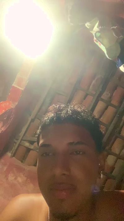 Marcos_18 live cam on Cam4