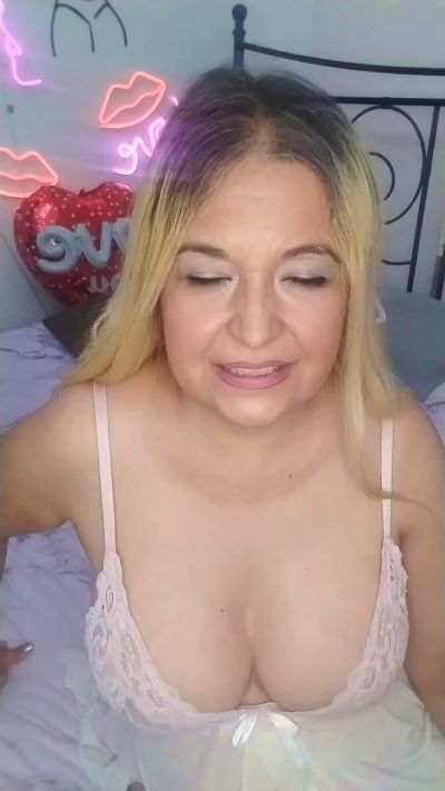 MarielaRomero live cam on Cam4