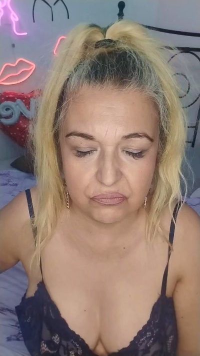 MarielaRomero live cam on Cam4