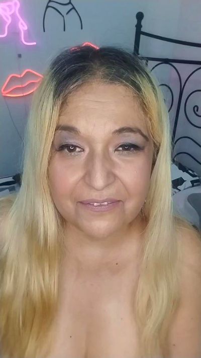 MarielaRomero live cam on Cam4