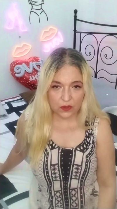 MarielaRomero live cam on Cam4