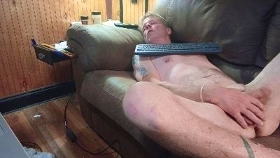 Mastrbates live cam on Cam4