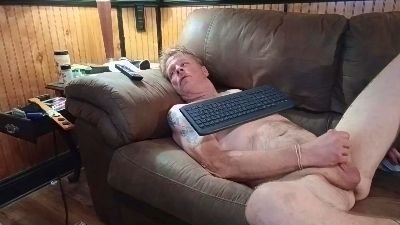 Mastrbates live cam on Cam4