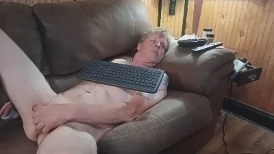 Mastrbates live cam on Cam4