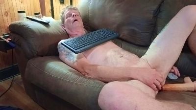 Mastrbates live cam on Cam4