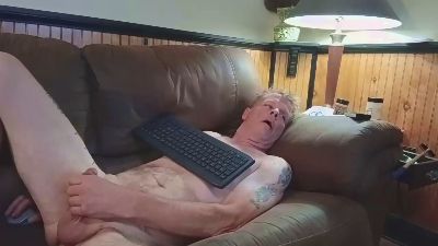 Mastrbates live cam on Cam4