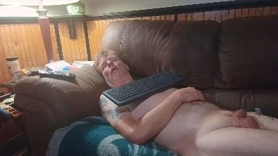 Mastrbates live cam on Cam4
