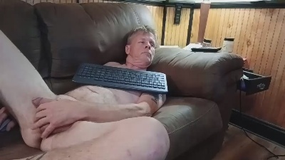 Mastrbates live cam on Cam4