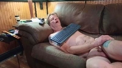 Mastrbates live cam on Cam4